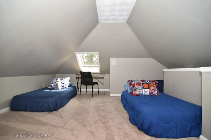 Chumba cha kulala cha kiwango cha juu ambacho kinachukua watu 3 kwa starehe!