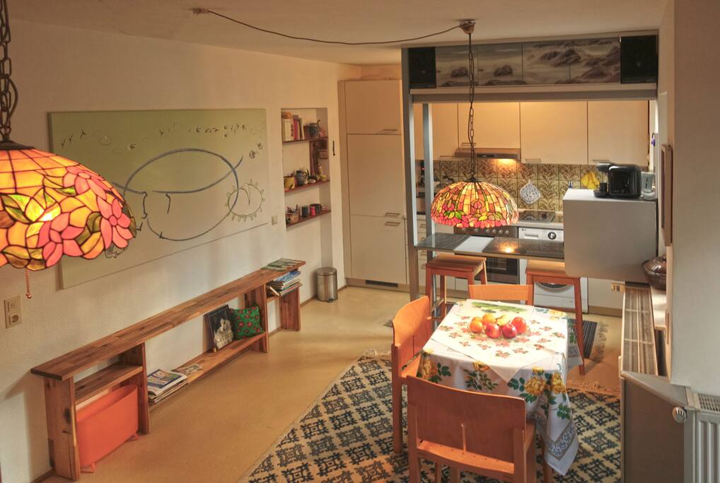 Blick von der Wendeltreppe in den Wohnraum.
