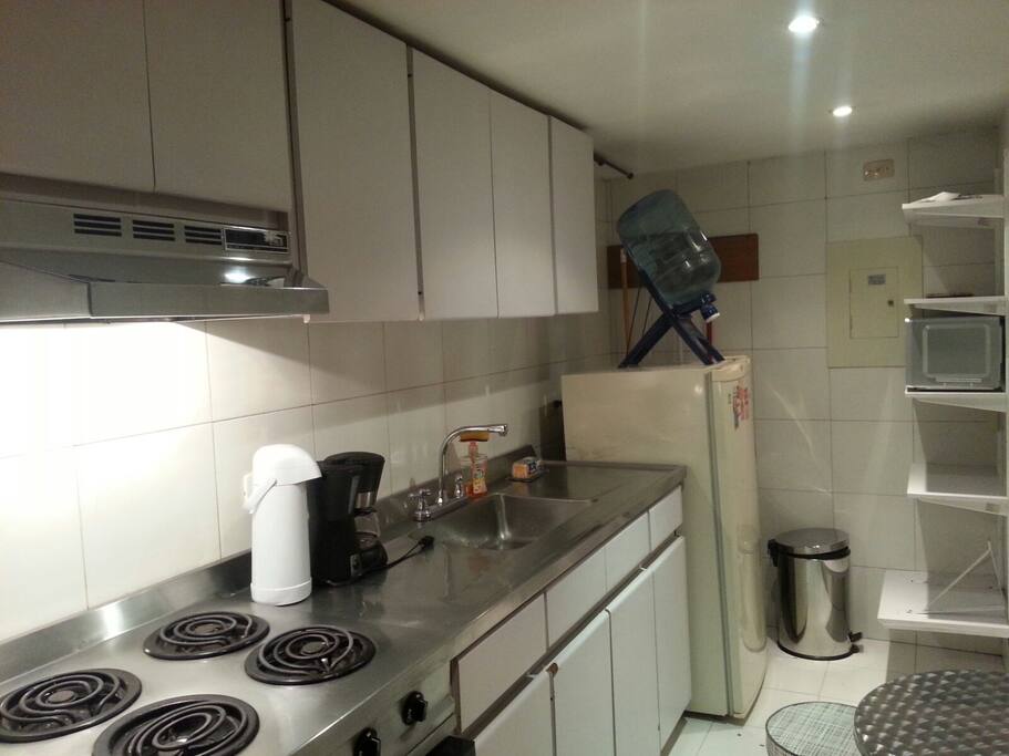 Amplia cocina con menaje incluido.