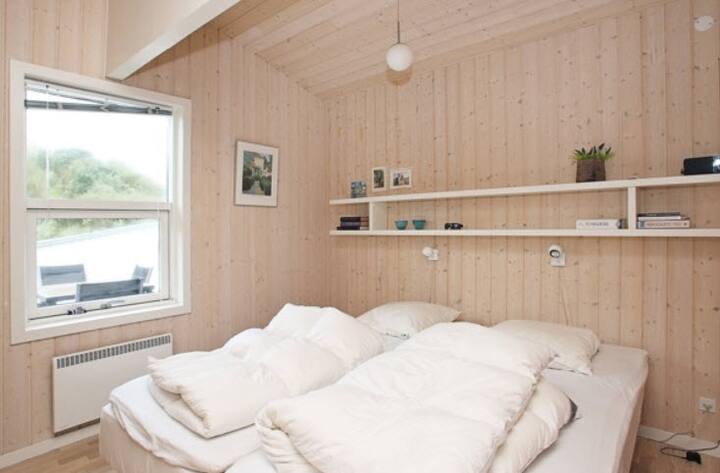 ห้องนอนแขกใหม่พร้อมเตียงคู่ในอาคารที่สอง