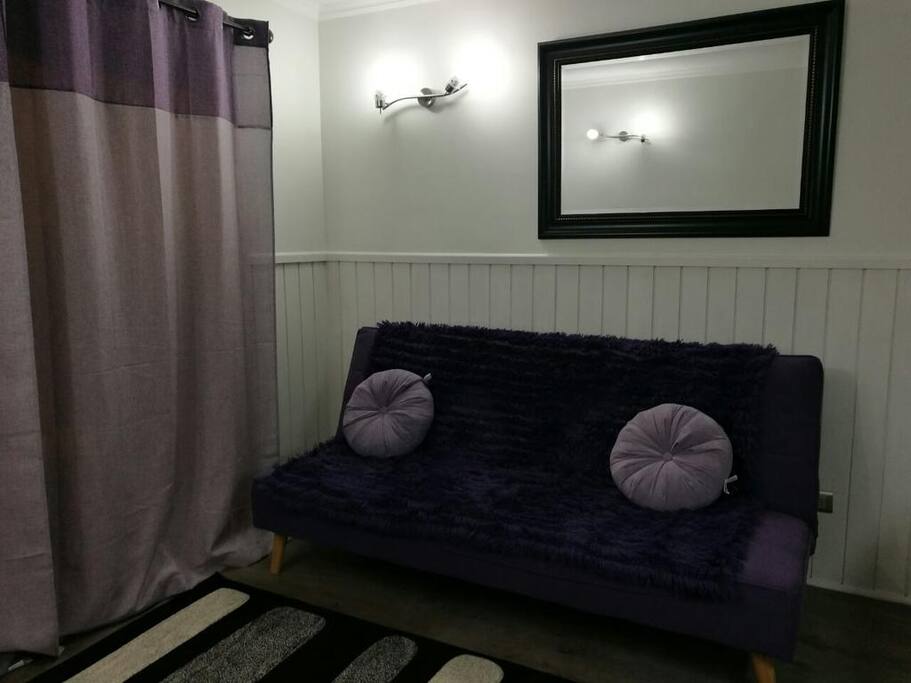 Amplio espacio par alojar otra persona en sillón reclinable, que cuenta con sabanas y frazadas.