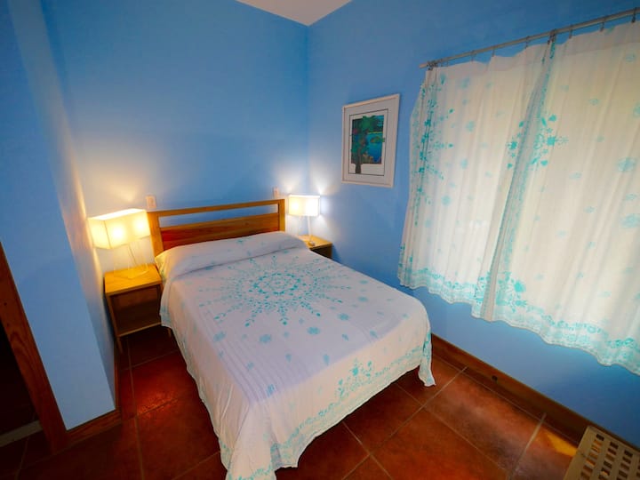 Სასტუმრო საძინებელი ორადგილიანი საწოლით