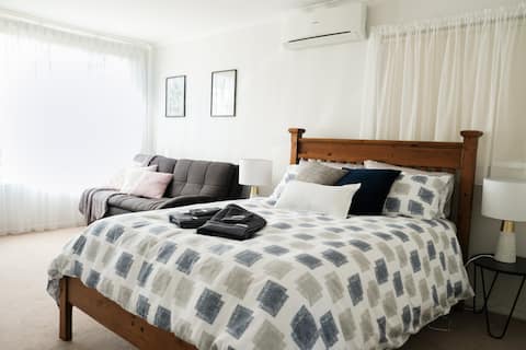 Bright garden-view room in North Warrnambool