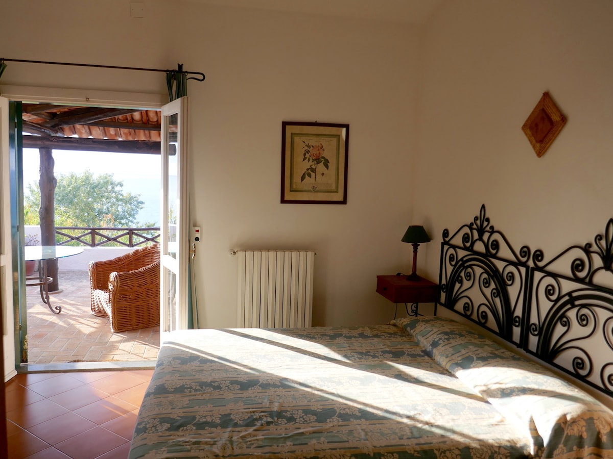 ห้องนอนใหญ่พร้อมห้องน้ำในตัว