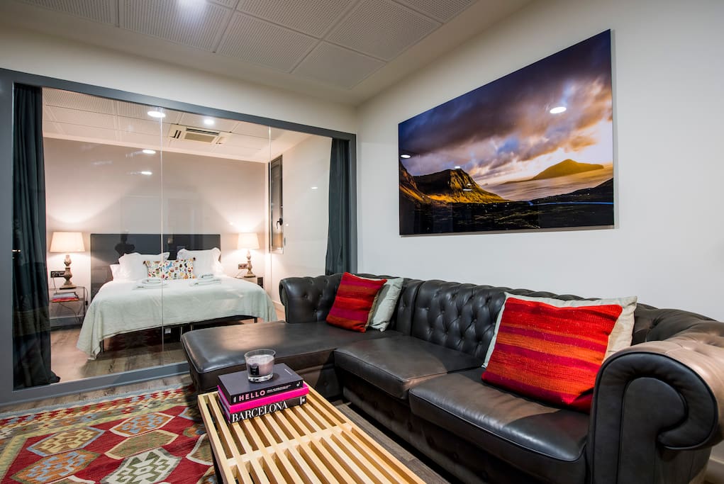 Living room and dinning room with view to the master bedroom