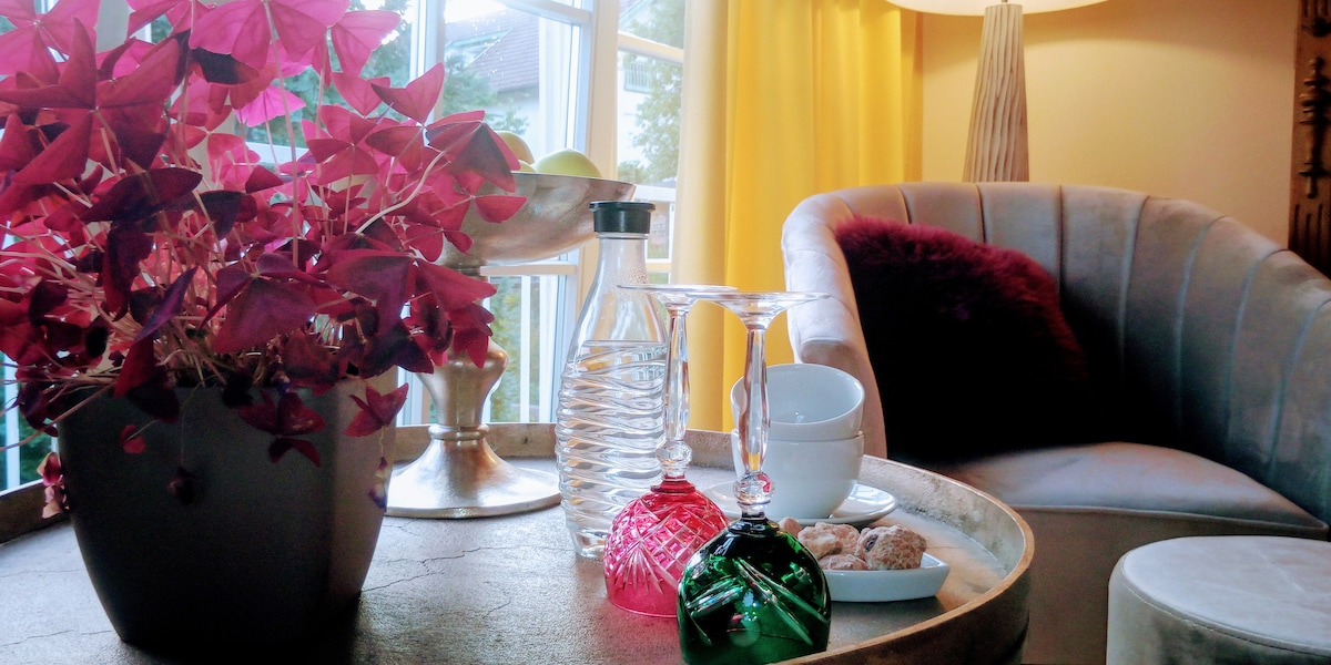 Близо до Висбаден и Райнгау: луксозна зимна градина „Фенг шуй“ с подаръци от Granderwasser, вълнени одеяла и възглавници с овчарска кожа. Плюс кристални кифлички и елегантни темпур матраци. За нас е важно да се чувствате комфортно тук!
Оливия и Ханс 