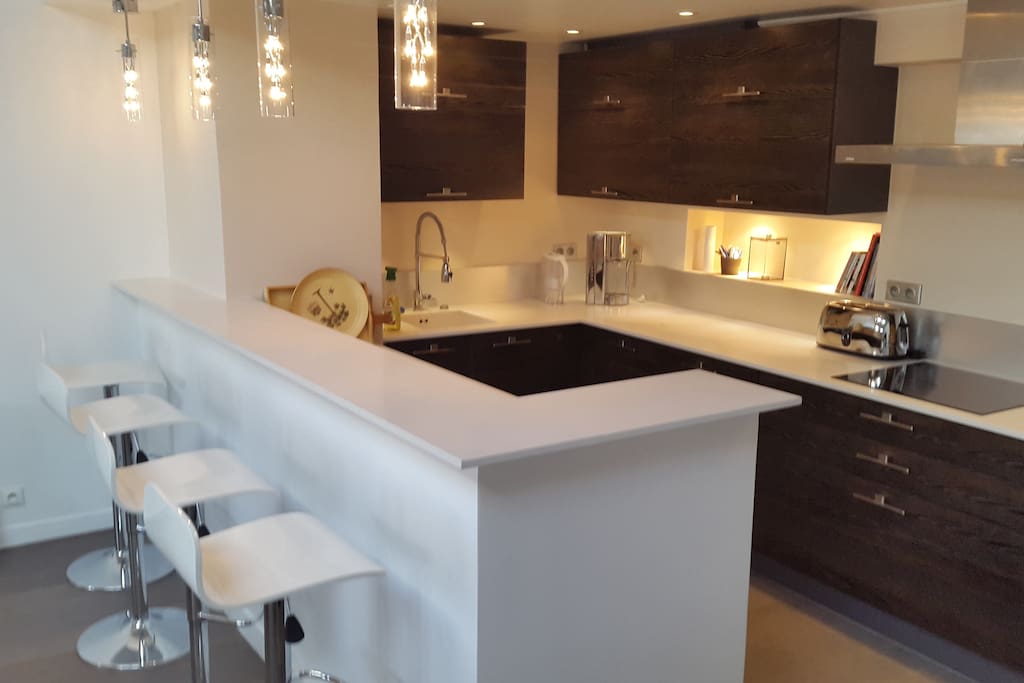 Open kitchen with bar