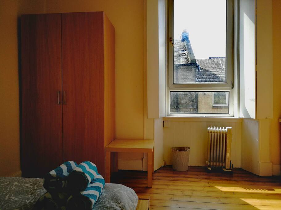 The bedroom, lots of storage !