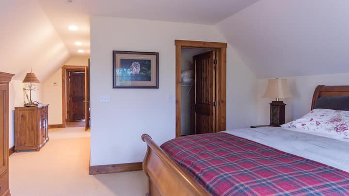 Საძინებელი №3. საწოლი 152 × 203 სმ, ფლიგელი. მეორე სართული.