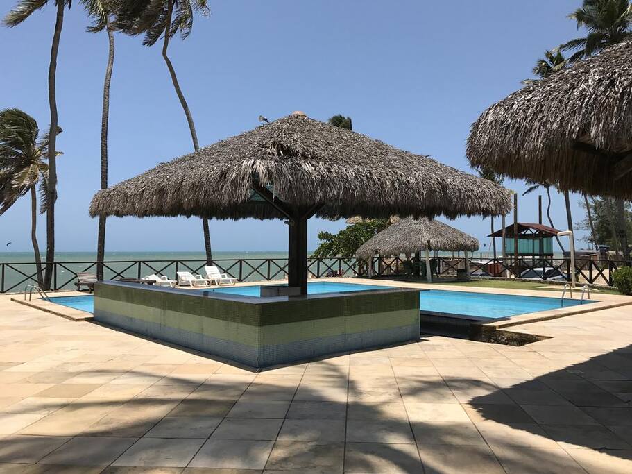 Piscina com bar molhado.