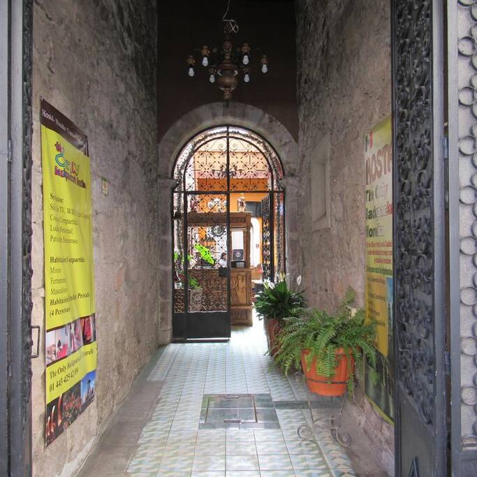 El pasillo entre la puerta de acceso y la puerta intermedia.