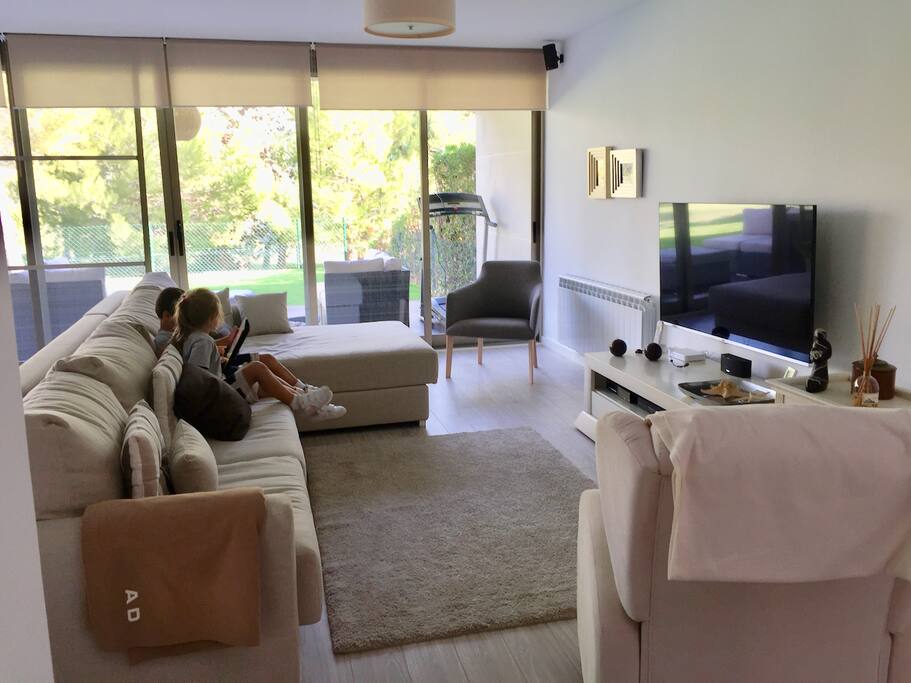 Salón cómodo con TV HD, wifi y sonido HiFi.