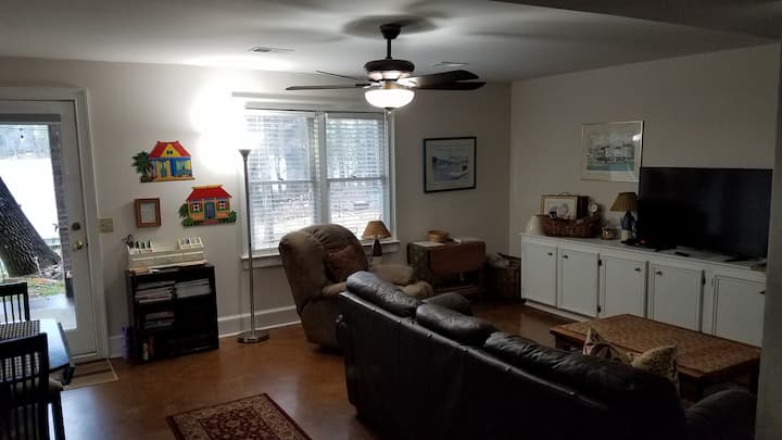 Sebule eneo lenye mwonekano wa ziwa, sofa ya kustarehesha, rocker recliner, & Roku TV. 