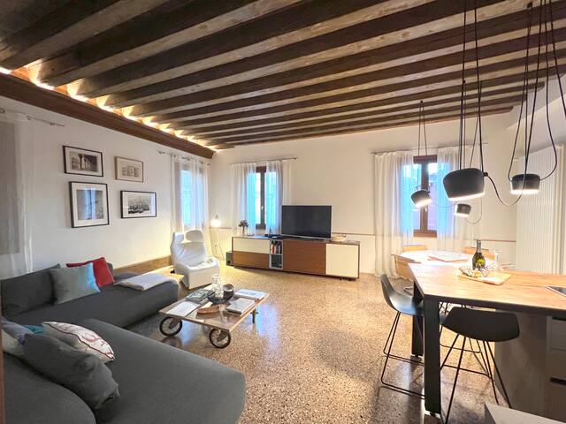 Appartamento in un magnifico palazzo veneziano gallery image 2