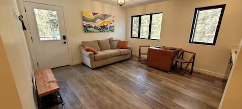 Top Airbnb: One Bdrm Suite with Hot Tub in Bragg Creek in Rocky View County