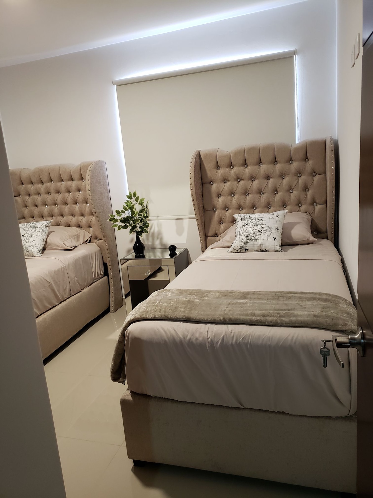 Spálňa s 2 jednolôžkami. So svojím Buró, posteľnou bielizňou, vankúšom a prikrývkou.