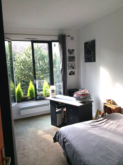 chambre lumineuse donnant sur cour intérieur