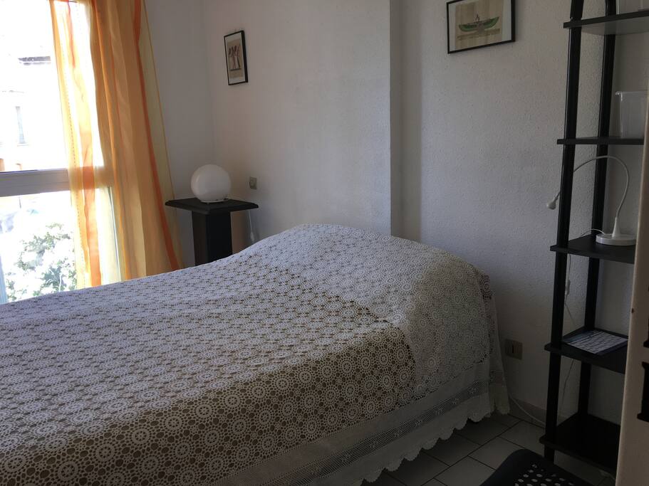 CHAMBRE PARENTALE AVEC LIT 2 PERSONNES