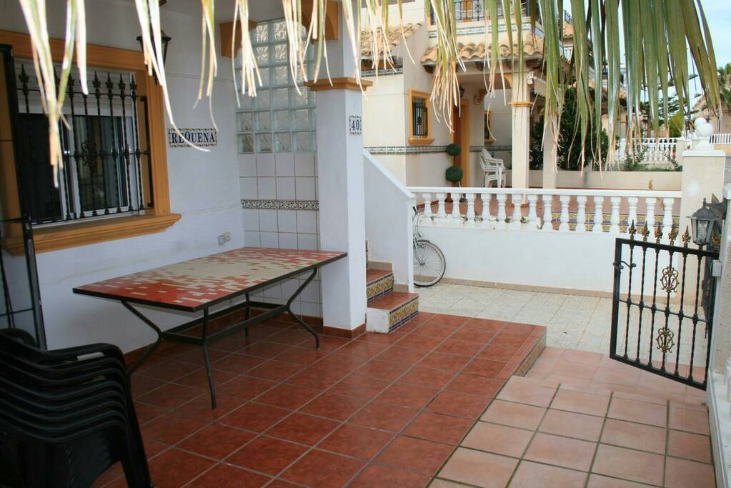 hall con gran mesa