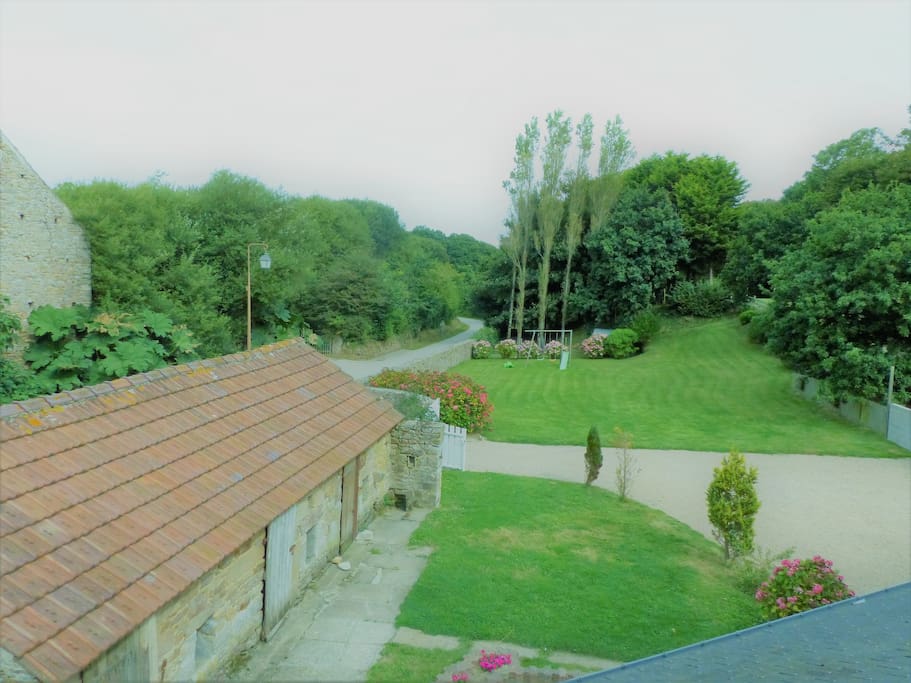 Grand jardin clos avec dépendances(à gauche) et parking