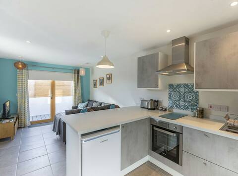 Stone's Throw Apartment - Beach 500m Bude Cornwall