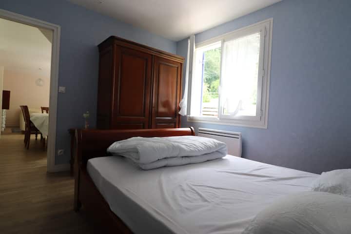 Chambre bleue du RDC, lit en 140×190