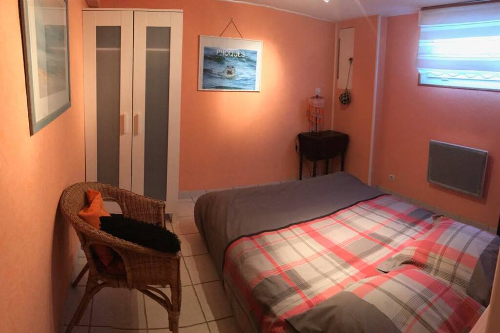 Rangements et penderie disponibles dans la chambre