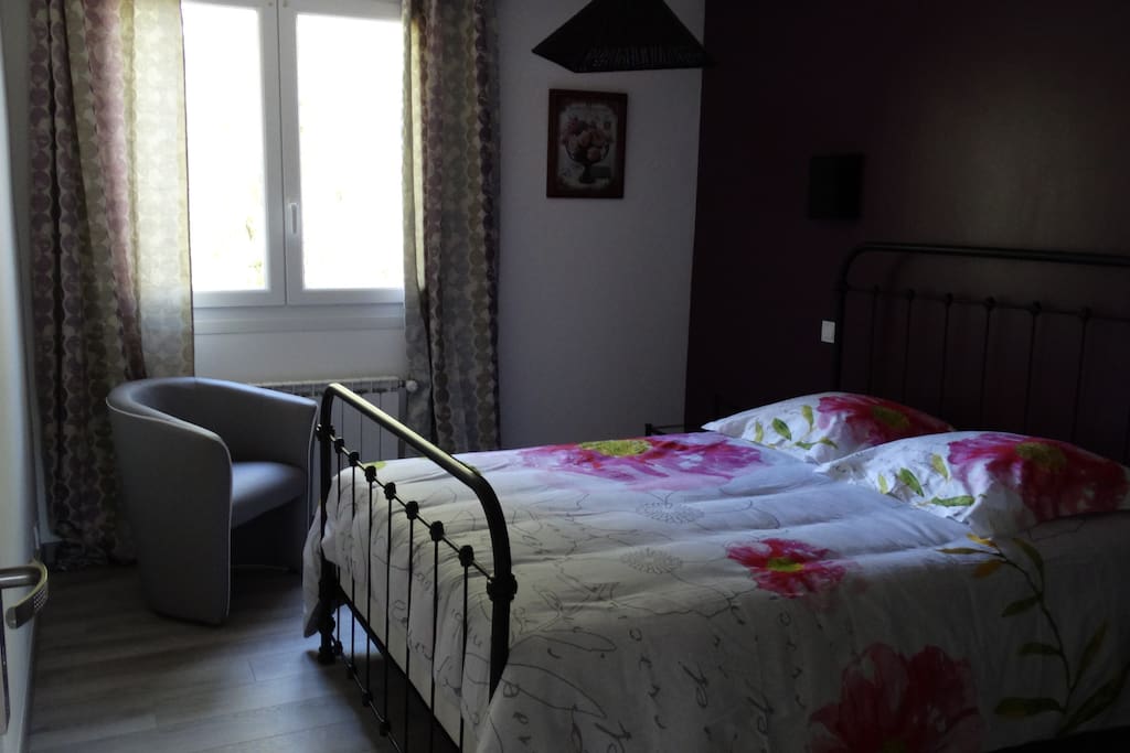 Chambre cote Reilhanette lit en 140