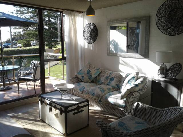 Lillians on Flynns. Waterview Beach Retreat