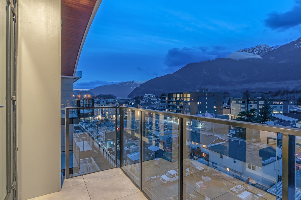 High-End 2BR Penthouse | Scenic Mountain Views