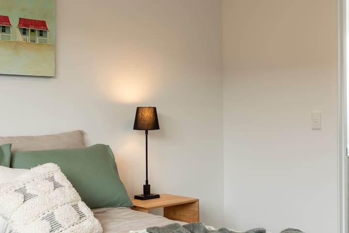 Красиви самостоятелни пространства със самостоятелни бани на три нива. Качествено спално бельо и кърпи. 
На приземното ниво има барбекю и самостоятелен вътрешен двор, градински мебели, идеални за забавление. Чудесно място за споделяне и почивка в Крайстчърч Сентрал 