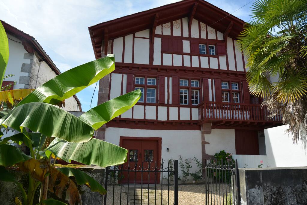 La façade de cette maison typique au coeur du village historique d'Ainhoa