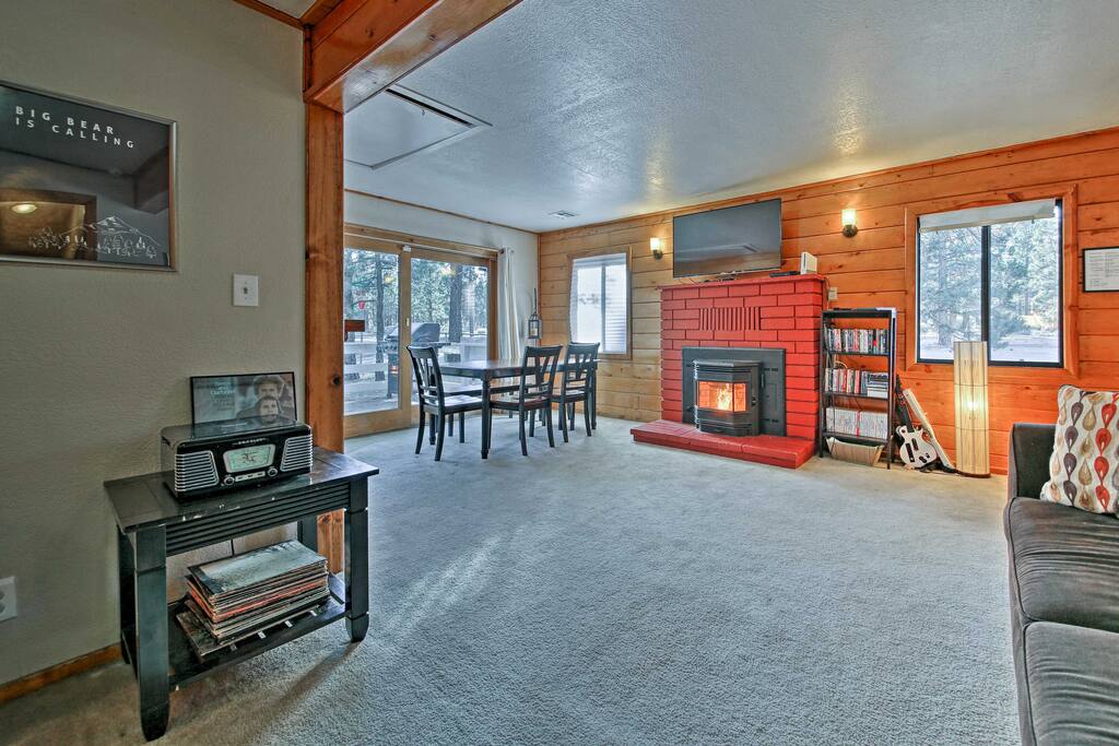 With 1,100 square feet of living space, this cabin is the perfect home base for your next family vacation!