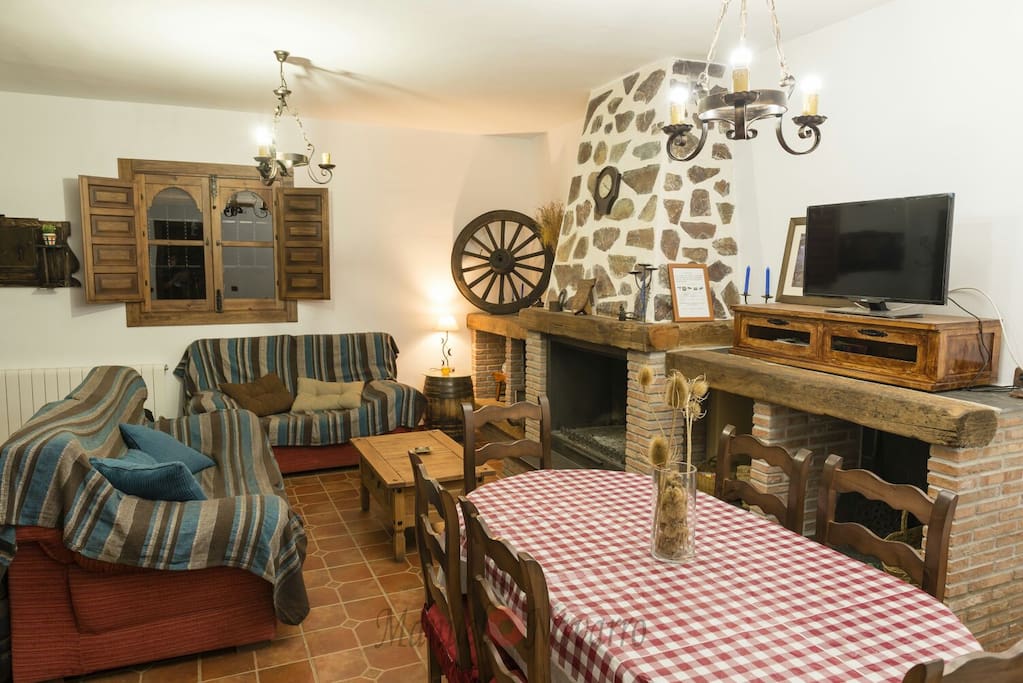 Salón con chimenea.