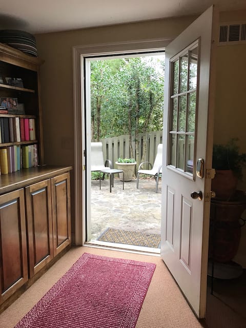 Top Airbnb: Beautiful 1 Bedroom, Super Quiet Location, In Town in Virginia Highland