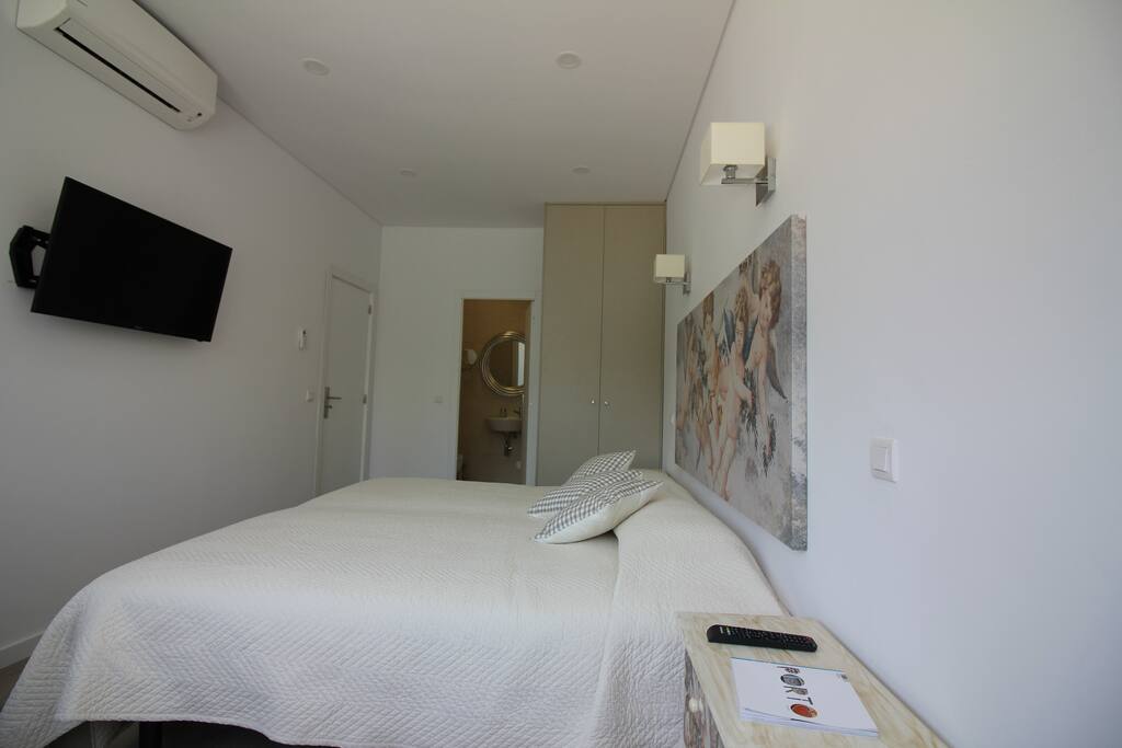 Suite (quarto com casa de banho privada) | Ensuite room (bed room with private bath room)