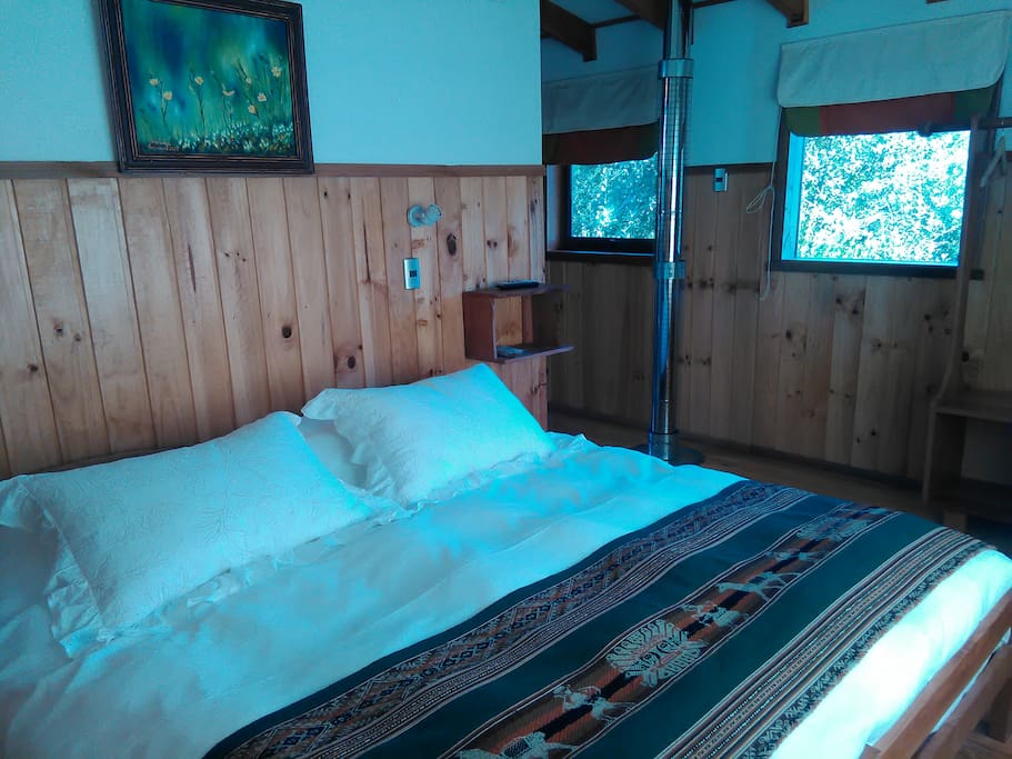 Habitación privada con cama doble grande y su baño.