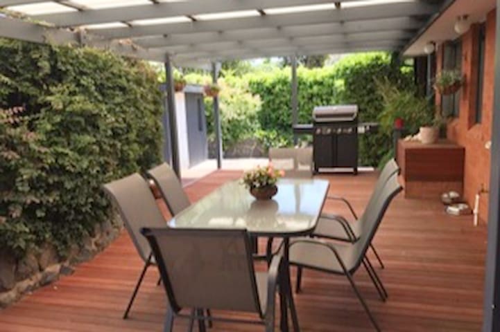 Spacious home in lyons - central location