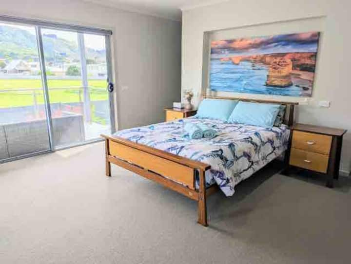 Hlavná spálňa na poschodí s krásnym výhľadom na hory