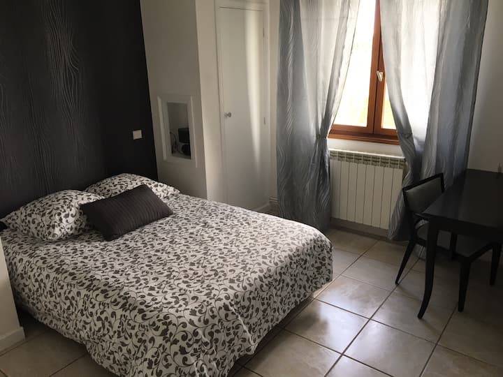 3号卧室、140x190号床、书桌区和储藏室。