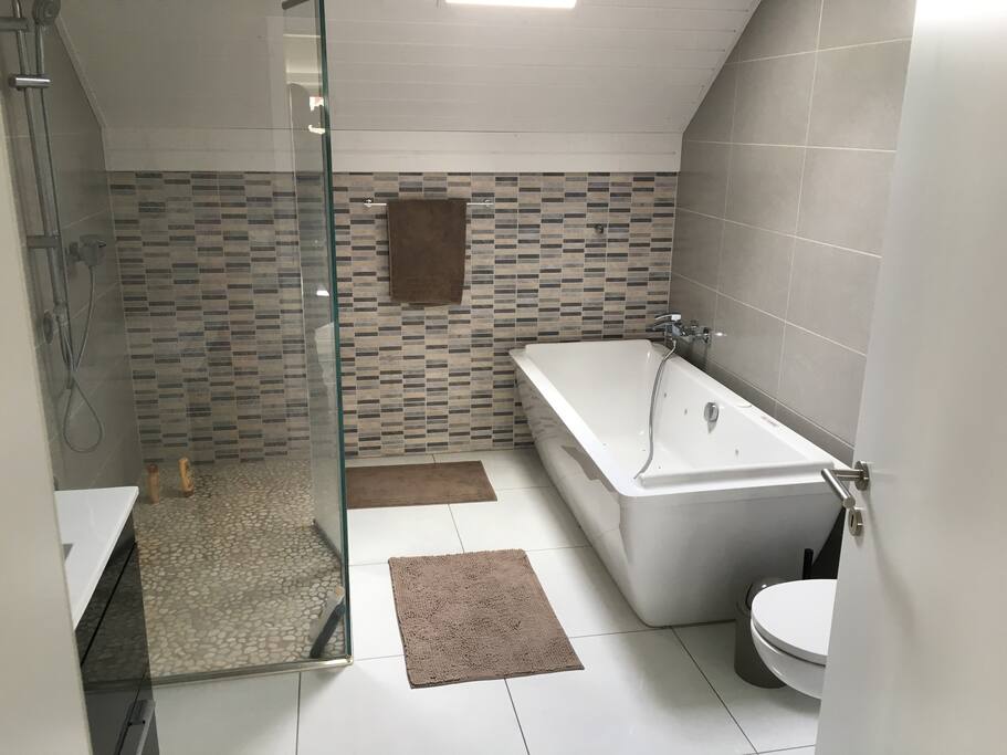 salle de bain avec douche italienne et baignoire à bulles