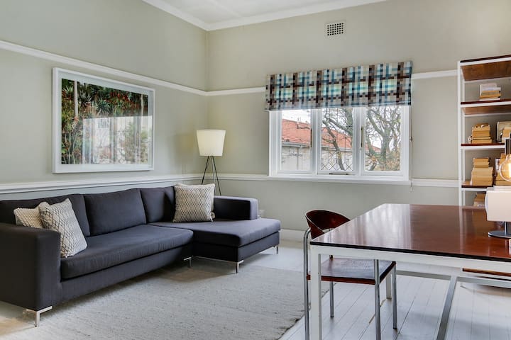 Light and tranquil, 3-bed apartment in Oranjezicht