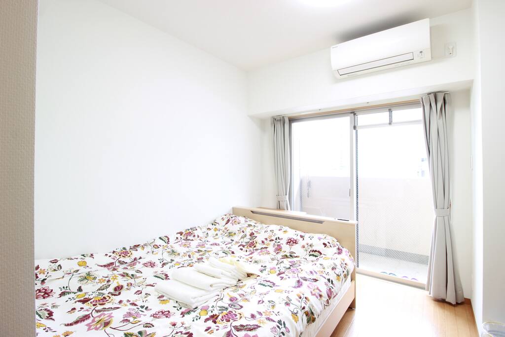 【Bedroom】A double bed, a tv and a desk
