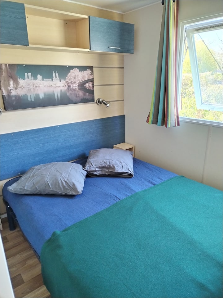 غرفة نوم كبيرة مع خزانة وسرير مزدوج 