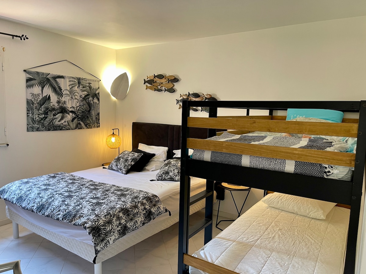 Კონდიცირებული საოჯახო ოთახი 
საწოლი 160 სმ * 200 სმ
Და ორი ორსართულიანი საწოლი 90*190 სმ
Შესანიშნავი გარდერობით. 