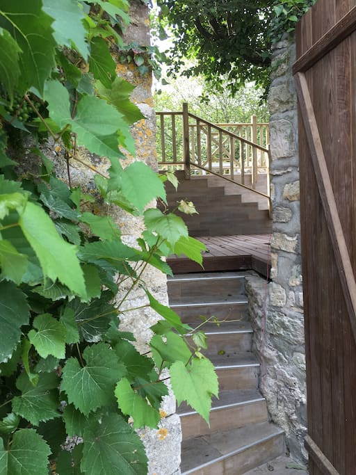Entrée de la maison avec accès à la première terrasse