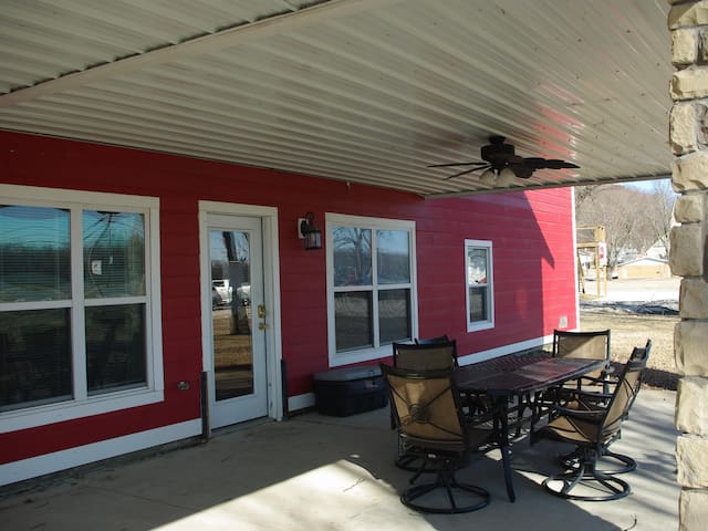 River View Guest House, The Main Street Retreat