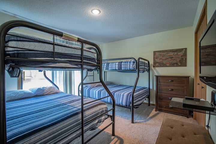 Bunkerët e poshtëm janë me madhësi të plotë me binjakë në krye. 