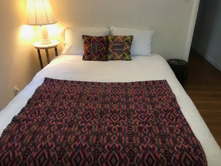 舒适的卧室配有一张标准双人床和一张非常坚固的床垫。 