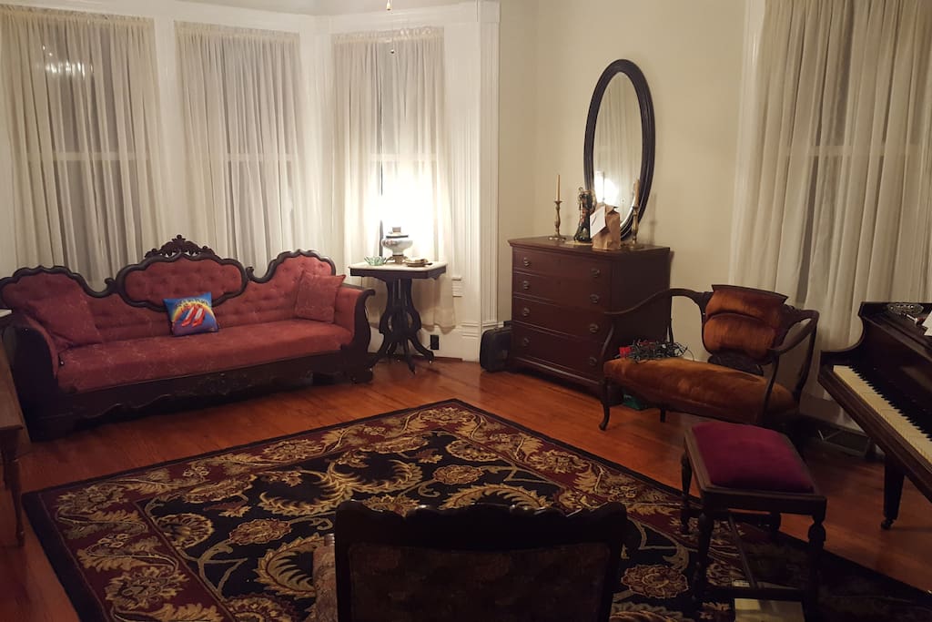 Parlor for socializing and enjoyong new acquaintances